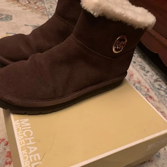 MK winter booties with gold emblem - Picture 5 of 5